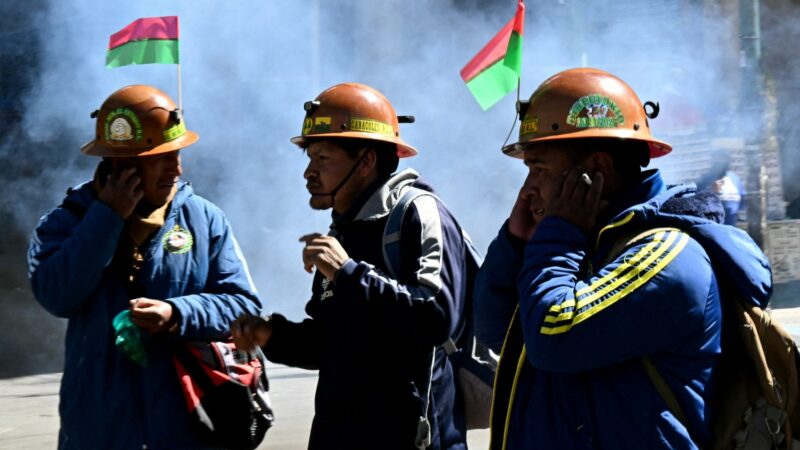 Mineradores lançam dinamite contra polícia em meio a protestos na Bolívia