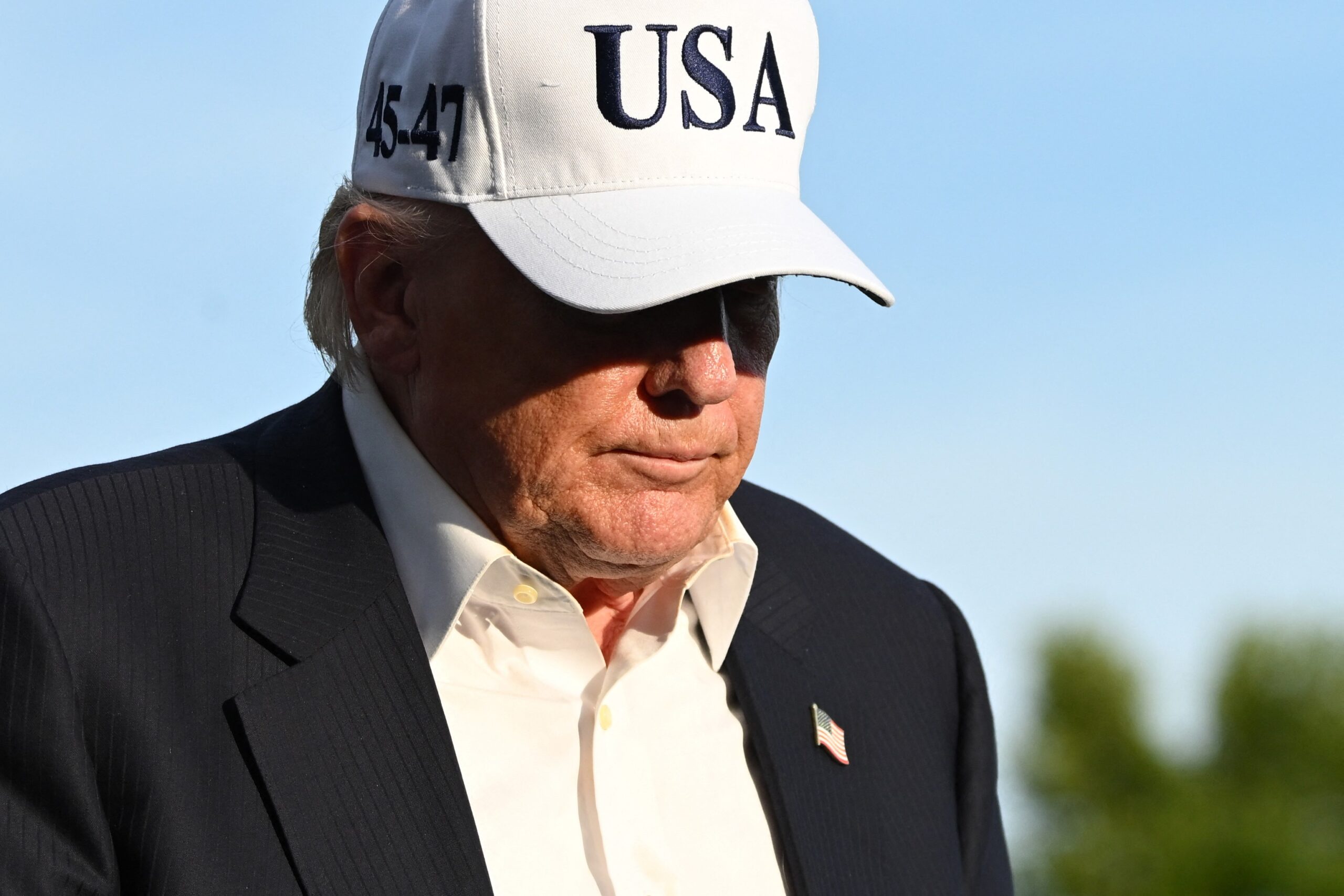 Trump em queda livre? O que explica a crise de popularidade do presidente dos EUA
