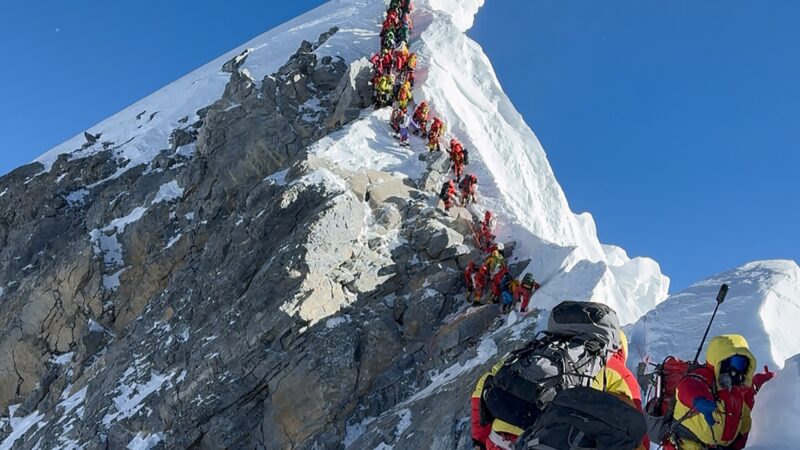 Americano quebra recorde de subida mais rápida ao Everest