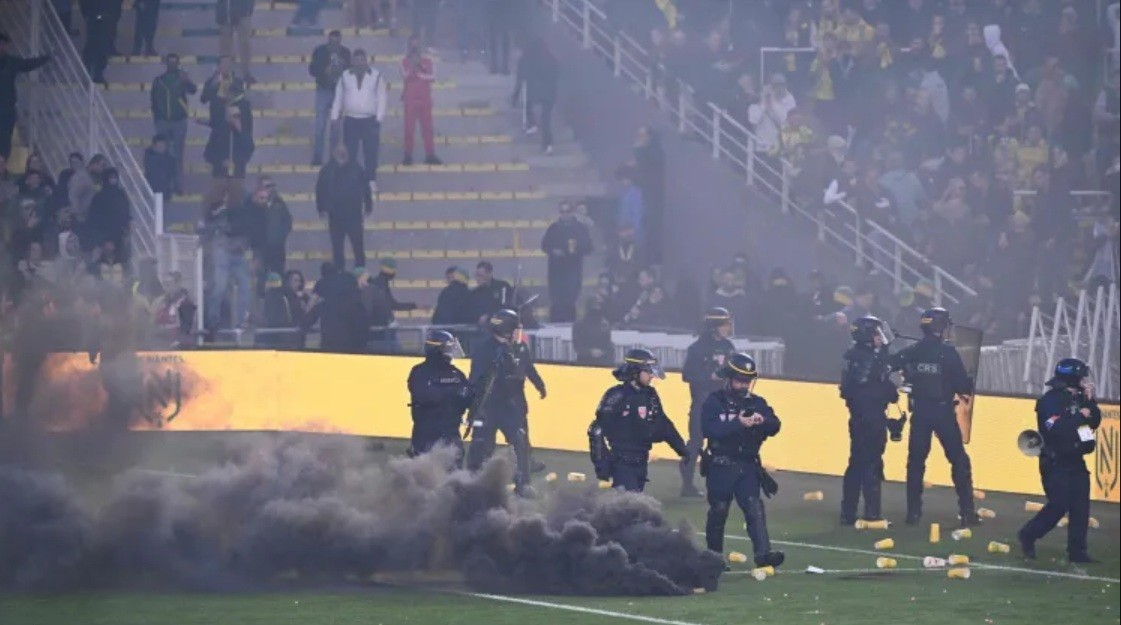Jogo do Campeonato Francês é adiado após arremesso de sinalizadores e invasão ao gramado