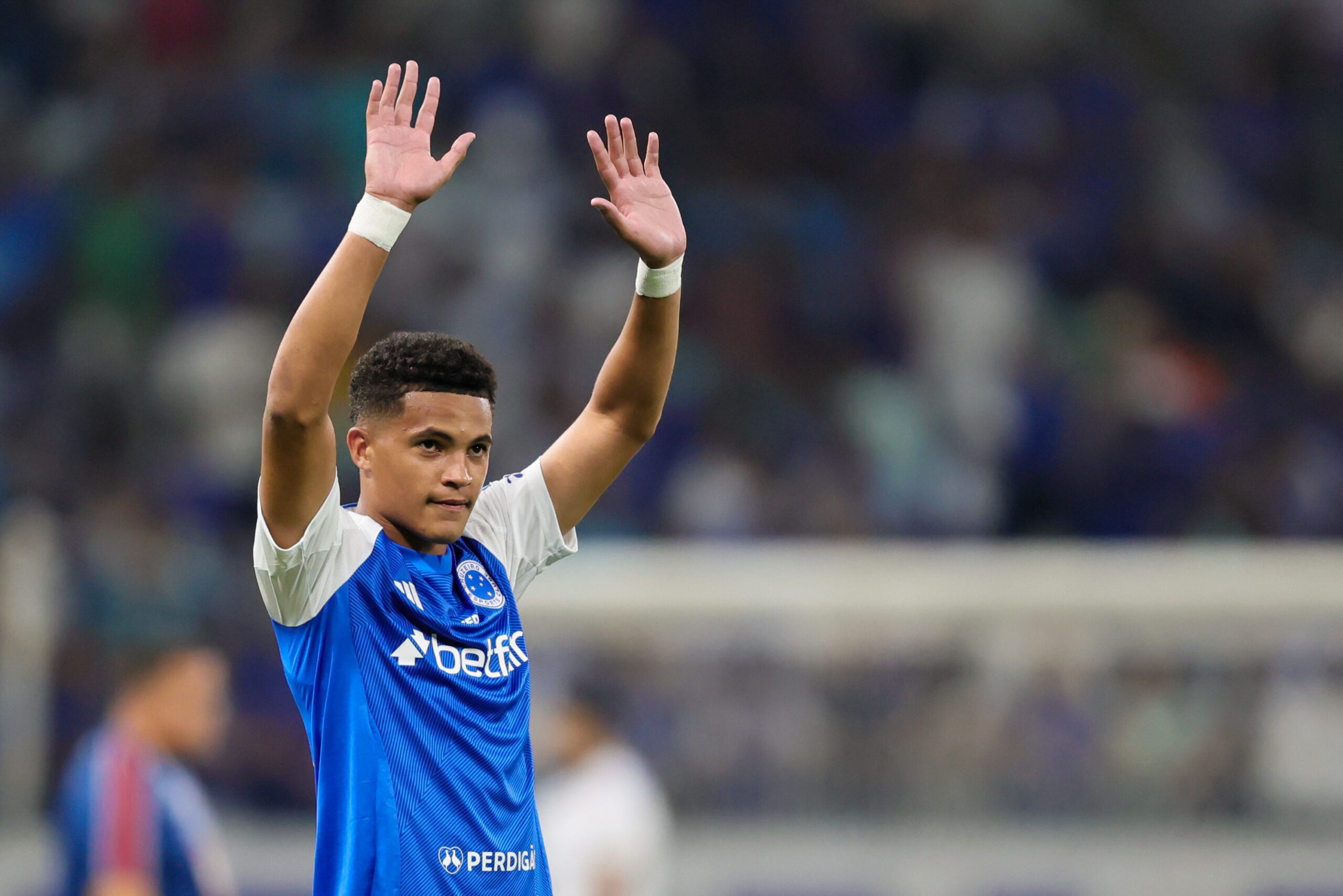 Cruzeiro monitora mercado por lateral diante de indefinição na posição; veja nomes