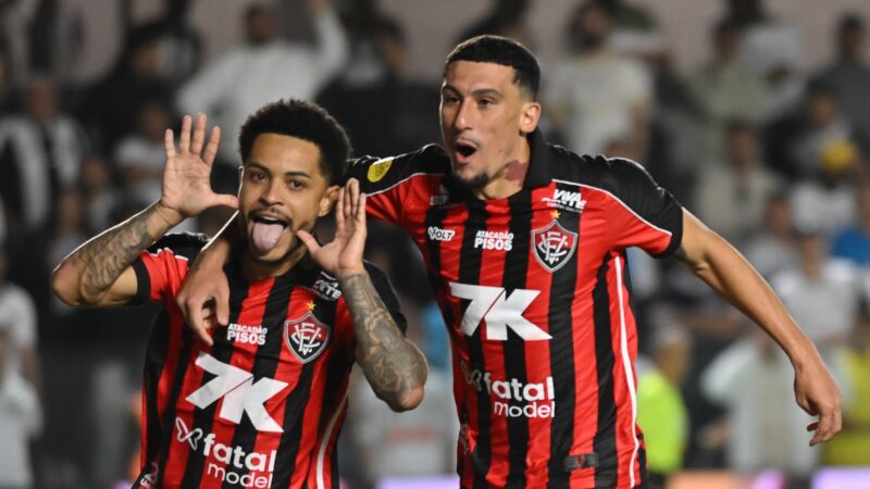 Ainda sem vencer fora de casa na Série A, Vitória visita o Santos, adversário do fim do jejum de 2025