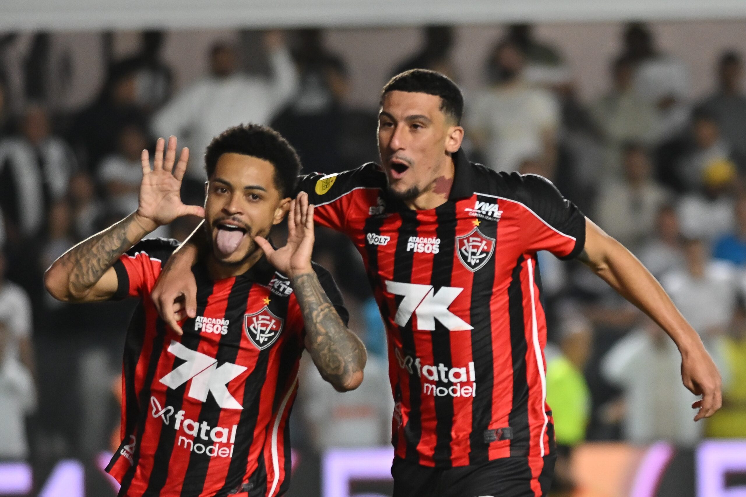 Ainda sem vencer fora de casa na Série A, Vitória visita o Santos, adversário do fim do jejum de 2025