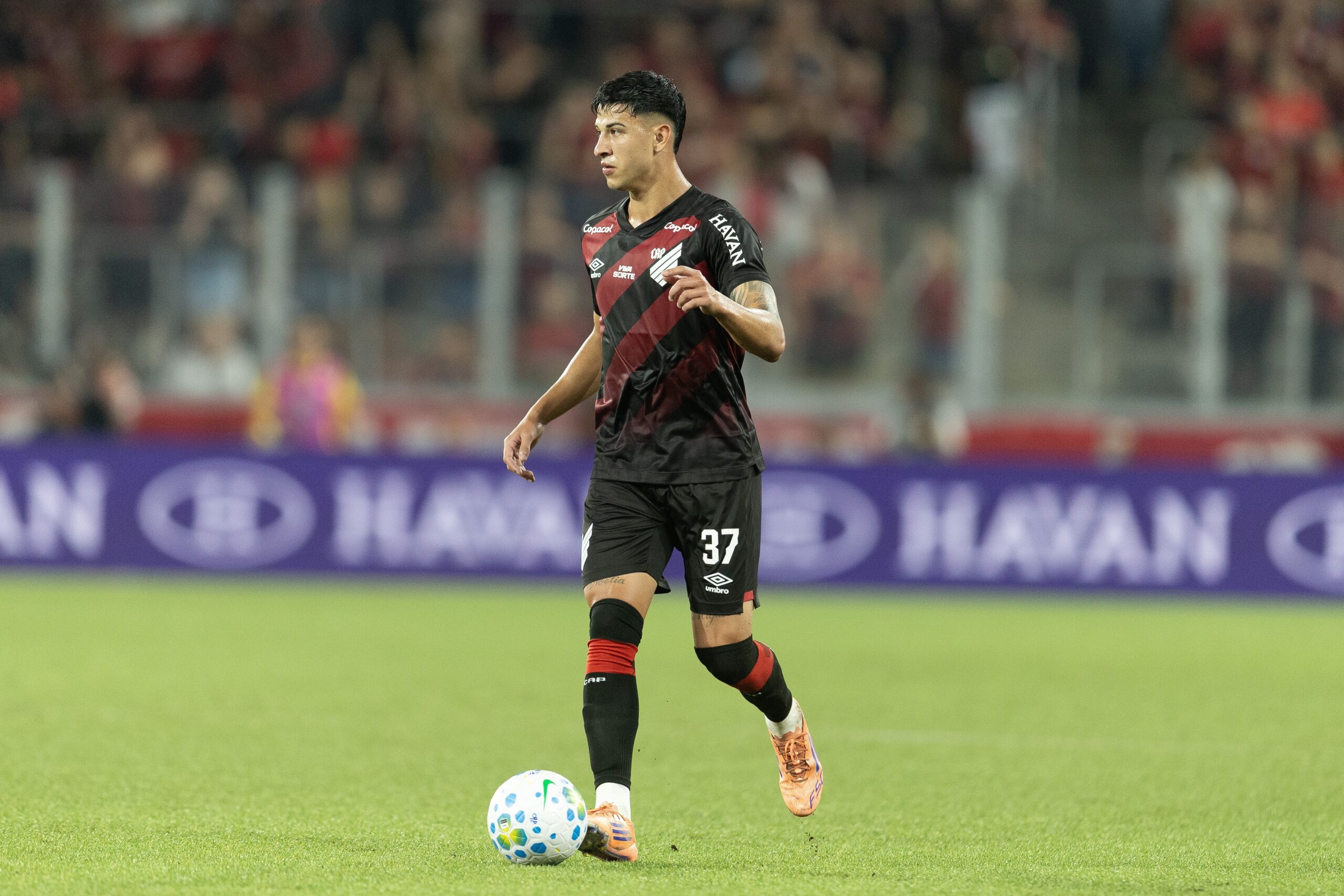 Titular do Athletico, Esquivel pega gancho por expulsão contra o Grêmio