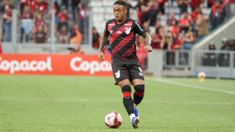 Cria do Athletico, Léo Derik se diz pronto para substituir Esquivel e aponta evolução com Odair
