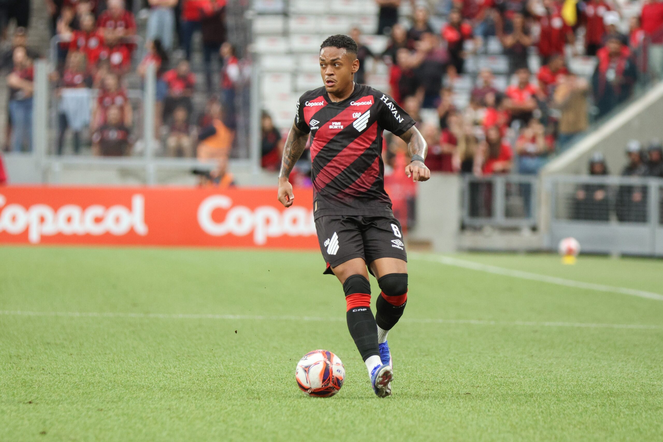 Cria do Athletico, Léo Derik se diz pronto para substituir Esquivel e aponta evolução com Odair