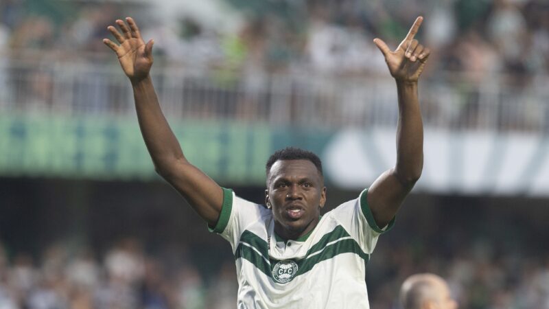 Coritiba perde Thiago Santos e Cóser, mas tem retorno de trio titular contra o Internacional