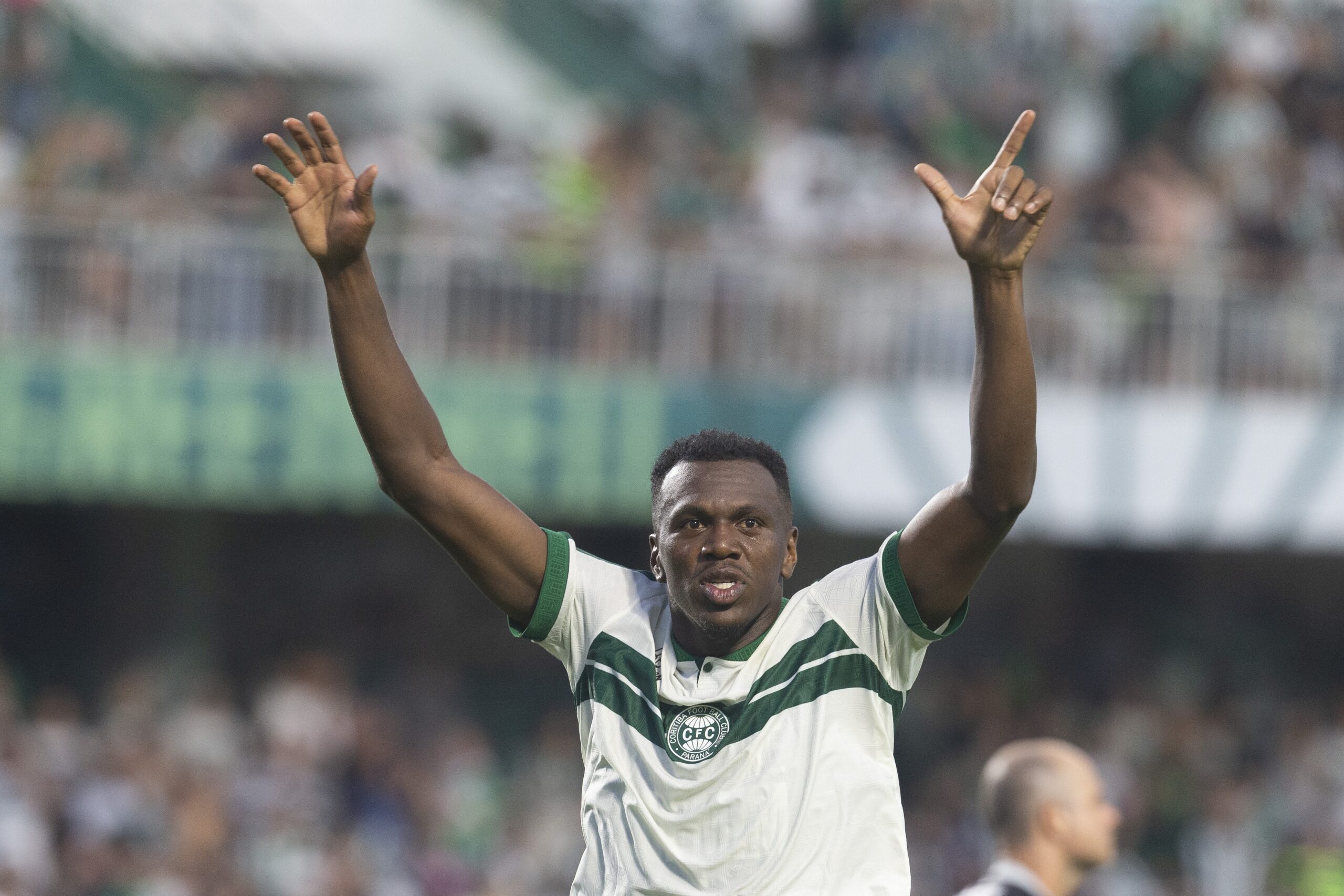 Coritiba perde Thiago Santos e Cóser, mas tem retorno de trio titular contra o Internacional