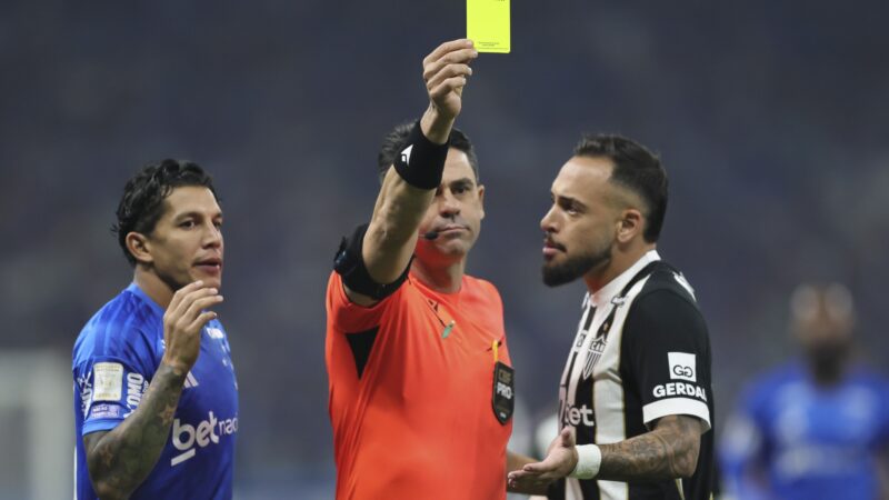 Cruzeiro x Atlético-MG: súmula registra uso de laser e arremesso de cadeira; entenda
