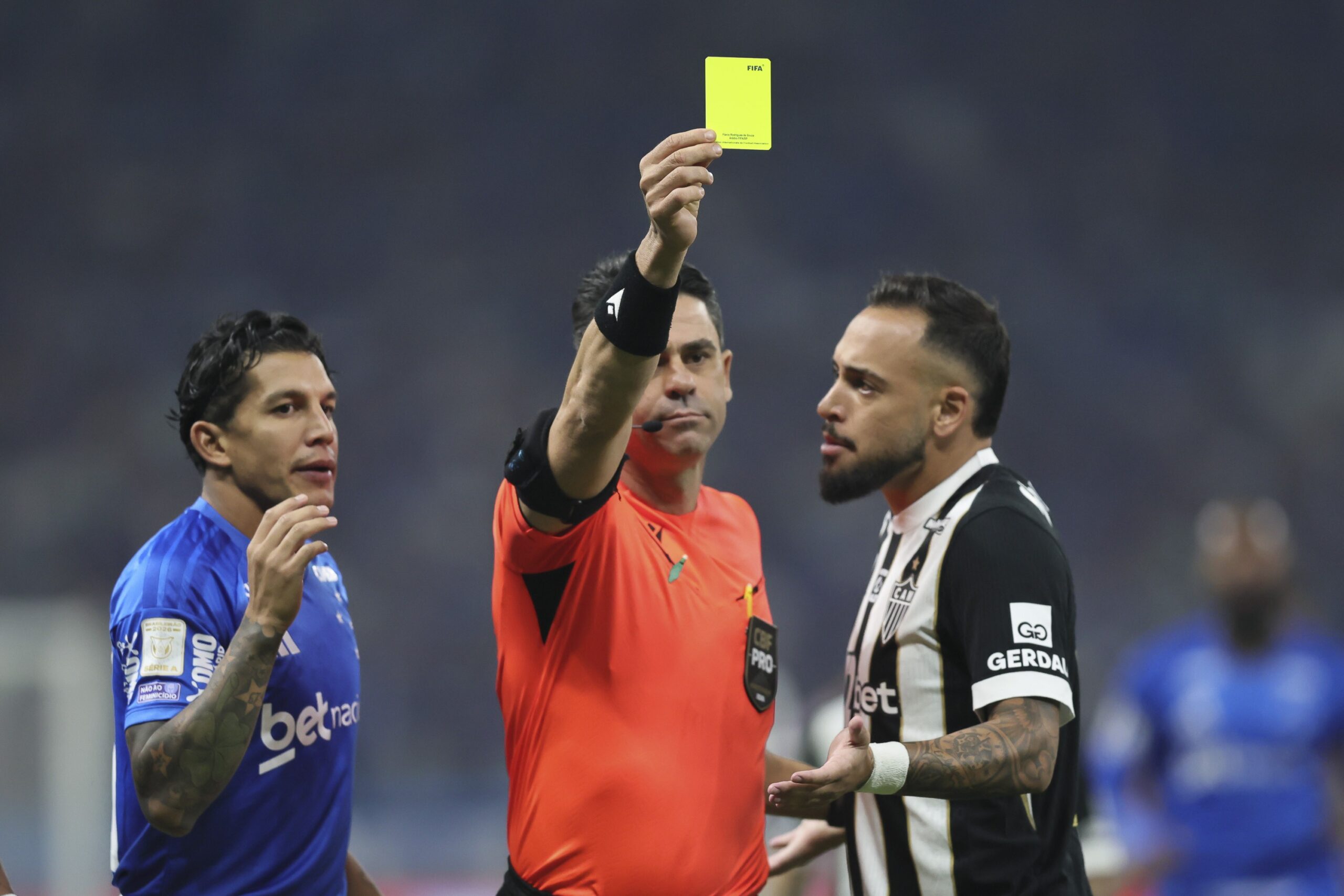 Cruzeiro x Atlético-MG: súmula registra uso de laser e arremesso de cadeira; entenda