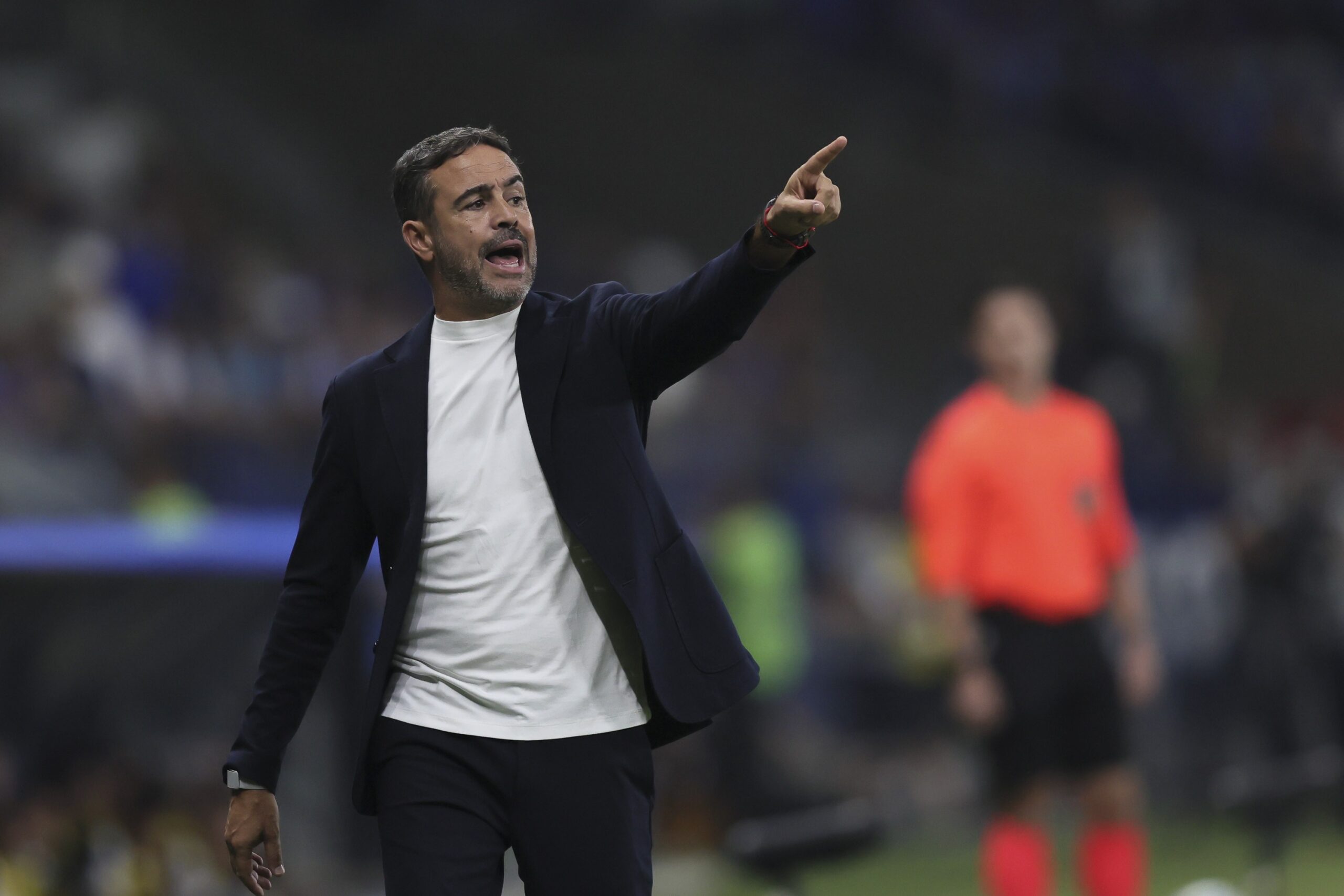 Artur Jorge aprova arbitragem e aponta falha emocional do Cruzeiro no clássico