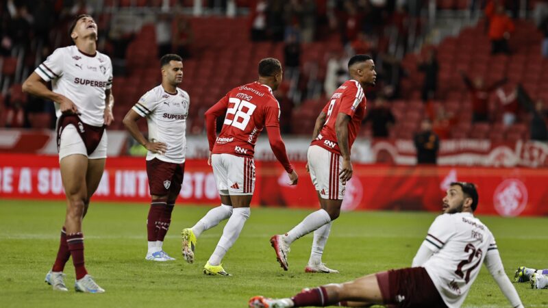 Falhas defensivas acendem alerta no Fluminense, e Zubeldía não encontra acerto na zaga