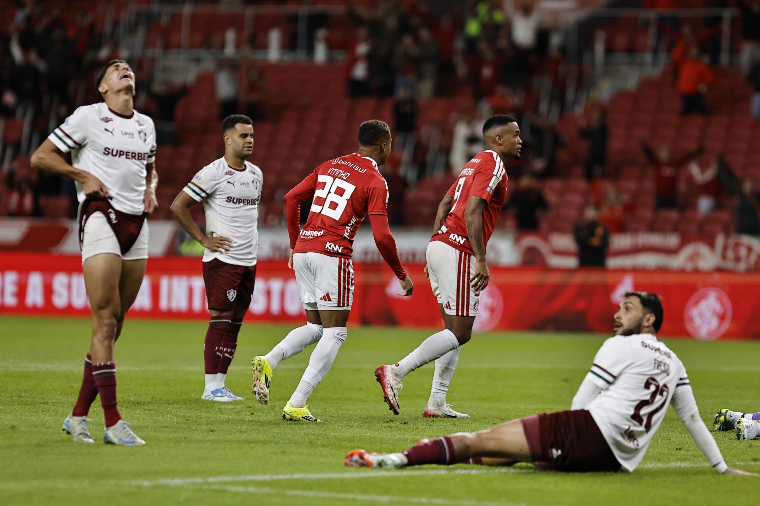 Falhas defensivas acendem alerta no Fluminense, e Zubeldía não encontra acerto na zaga