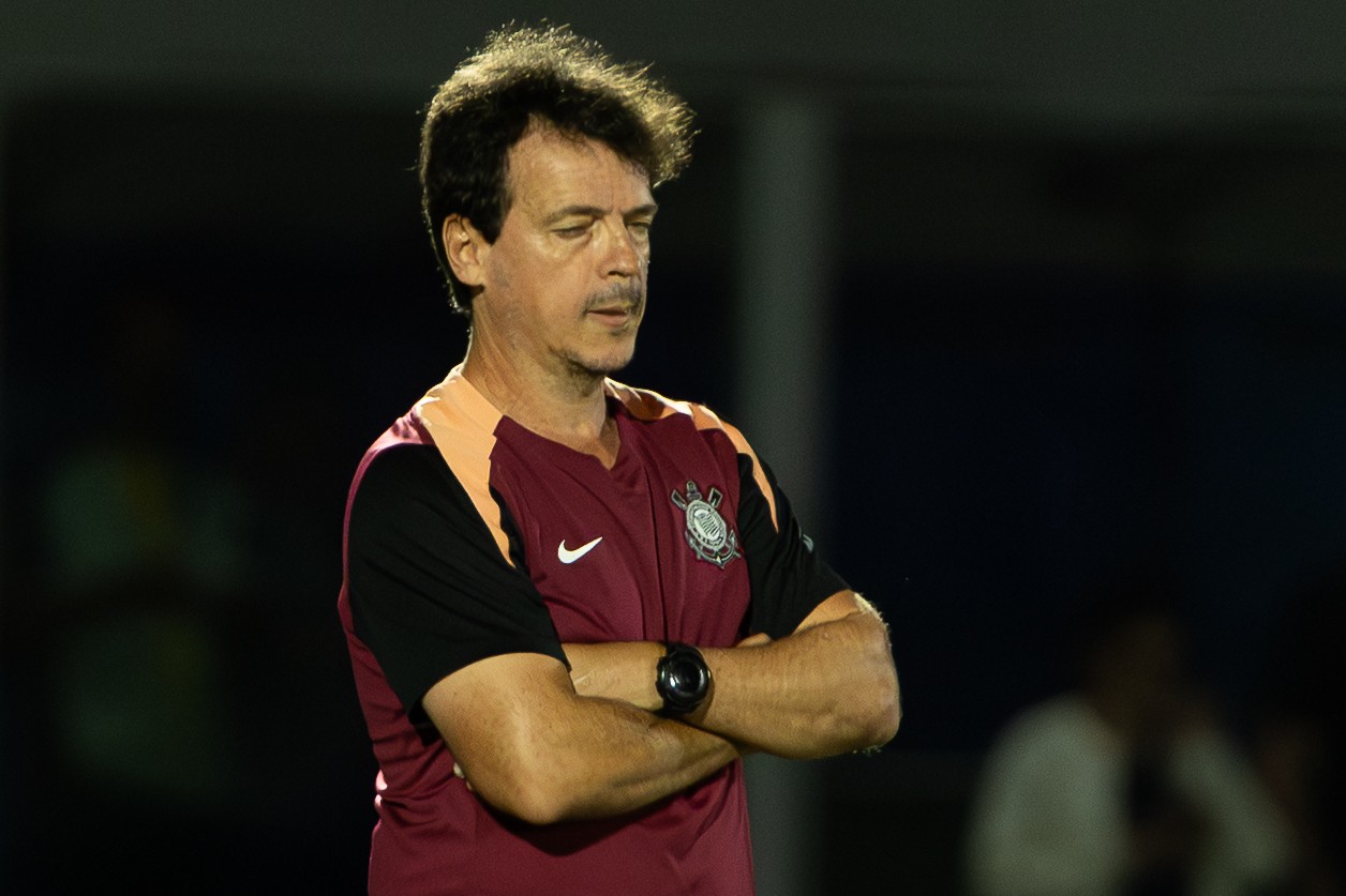 Diniz detona arbitragem após primeira derrota pelo Corinthians: “Errou praticamente tudo”