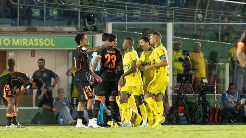 Allan recebe terceiro cartão amarelo e desfalca Corinthians em clássico no Brasileirão