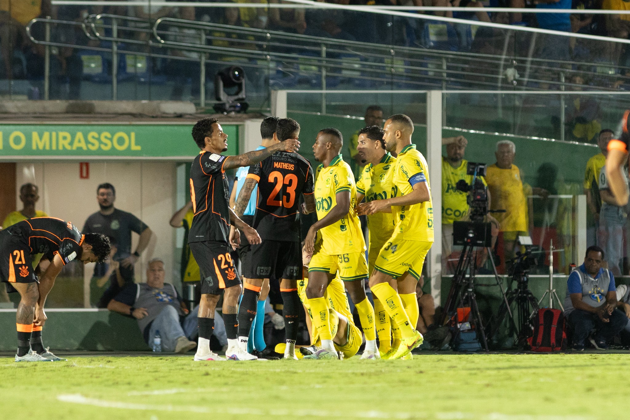 Allan recebe terceiro cartão amarelo e desfalca Corinthians em clássico no Brasileirão