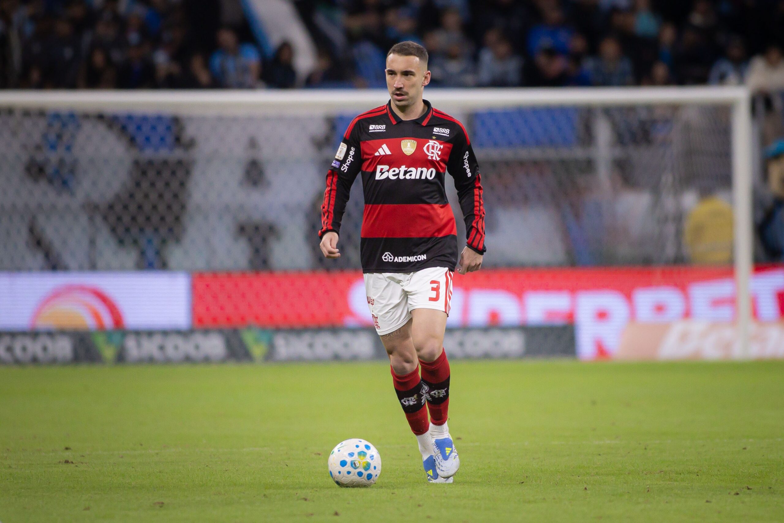 Decisivo contra Grêmio, Léo Ortiz cresce no Flamengo e ainda sonha com Seleção: “Cabeça no lugar”