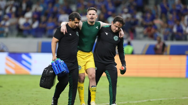 Tadeu brilha contra o Cruzeiro, mas sai de ambulância e preocupa o Goiás; veja vídeo