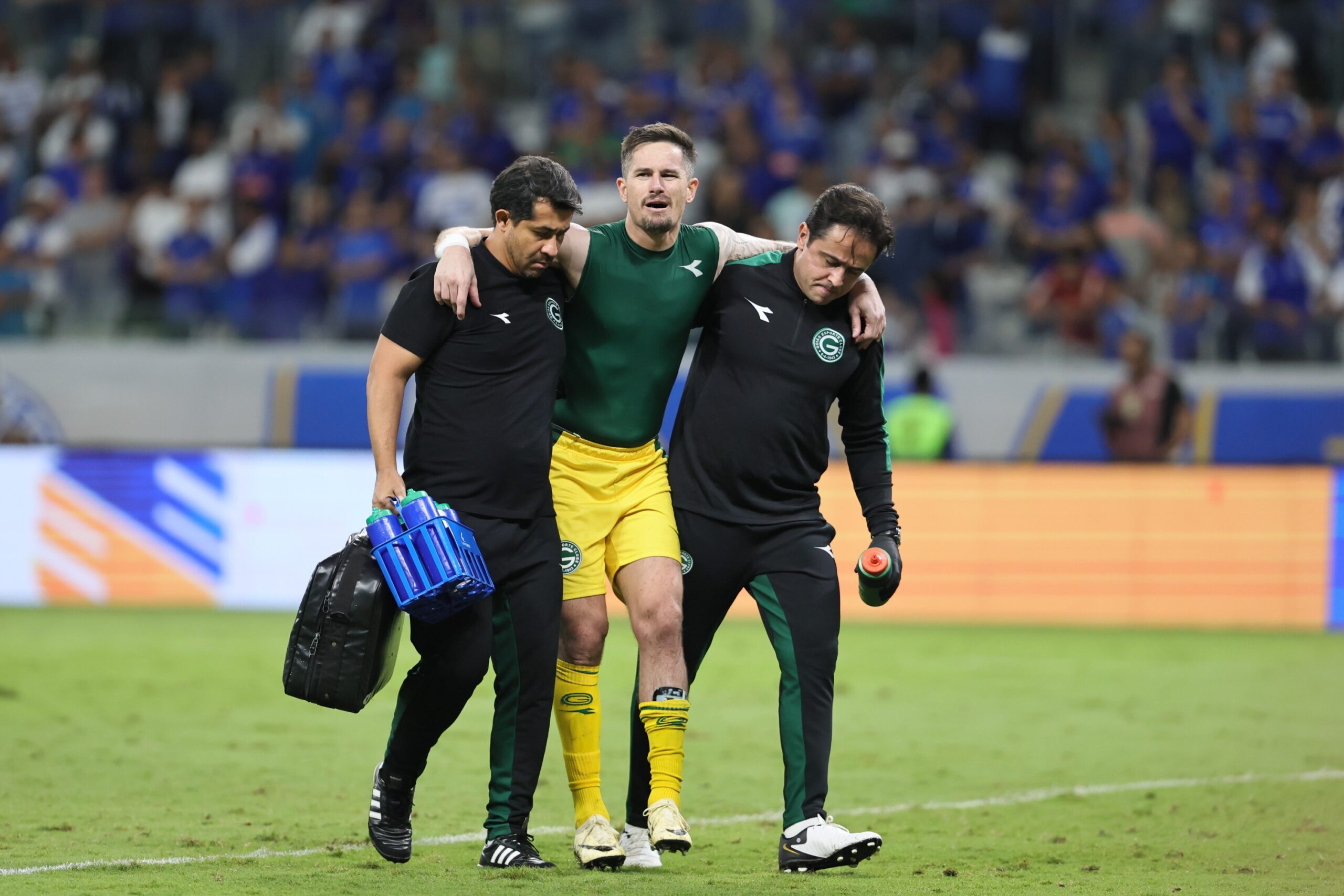 Tadeu brilha contra o Cruzeiro, mas sai de ambulância e preocupa o Goiás; veja vídeo