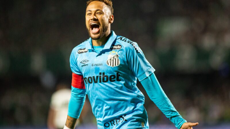 Neymar rebate provocação de torcedores do Coritiba; veja a reação do jogador do Santos