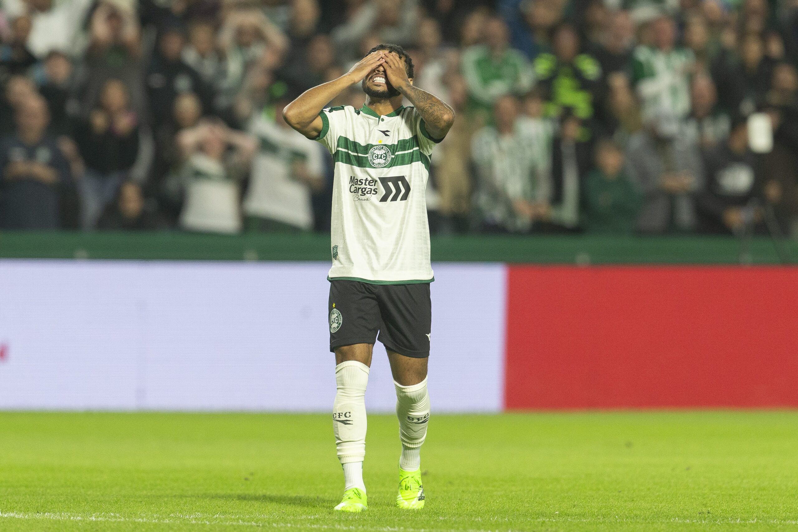 Lucas Ronier vai jogar? Coritiba adota cautela, mas trabalha para ter atacante contra o Bahia
