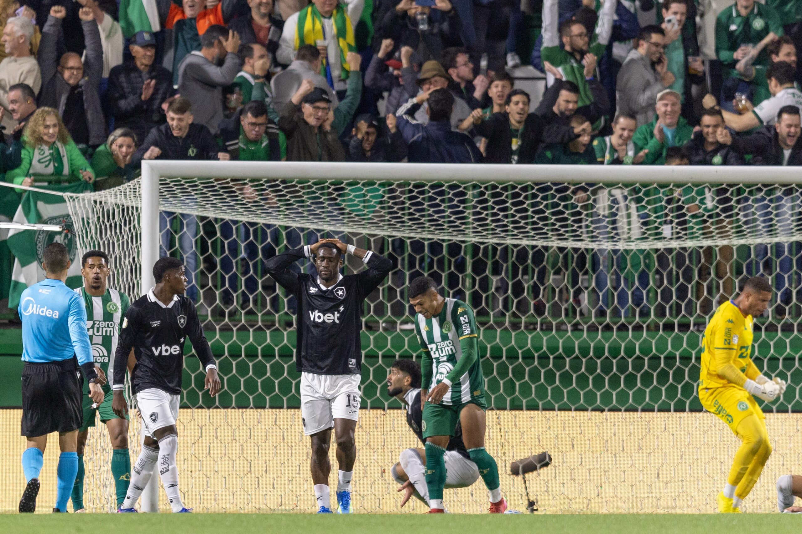 Análise: Botafogo volta a decepcionar, empilha eliminações e vive crise sem fim em 2026