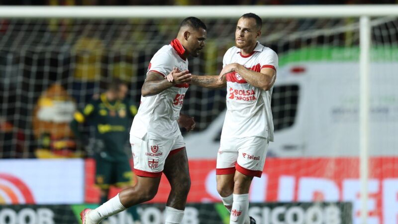 Goleador do CRB, Mikael marca contra o Sport e está perto de ter sua temporada mais artilheira