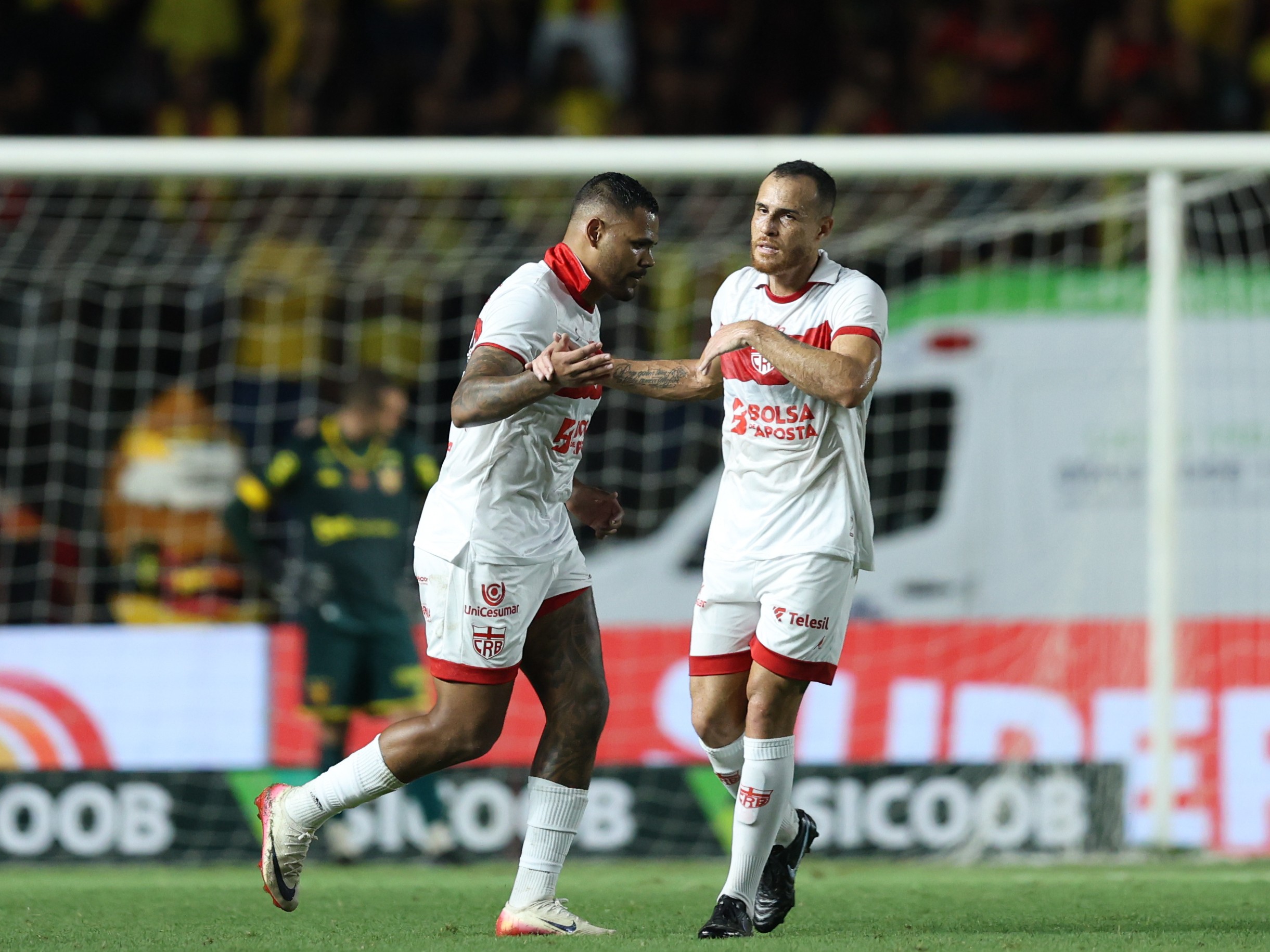 Goleador do CRB, Mikael marca contra o Sport e está perto de ter sua temporada mais artilheira