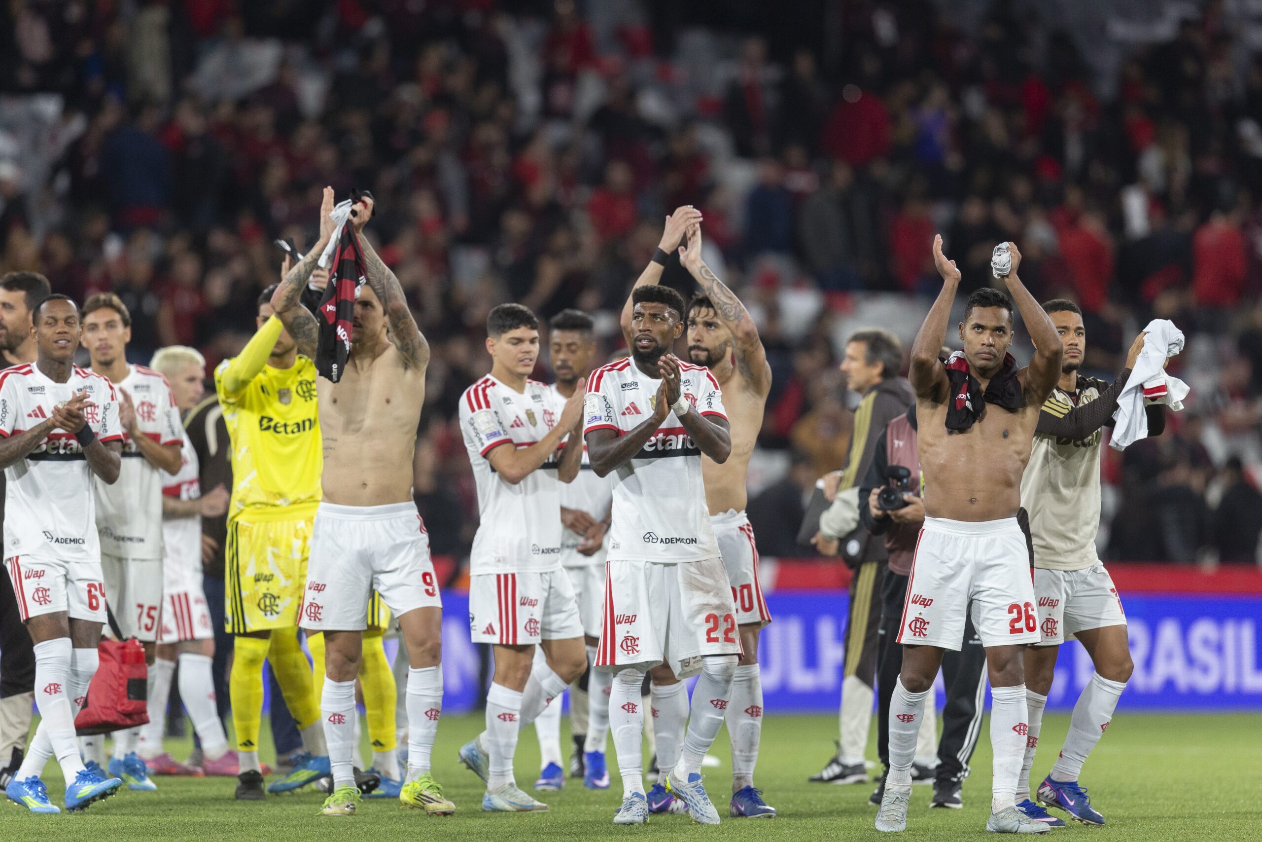 Análise: Flamengo sobrevive a frango e meio remendado e mantém caça ao Palmeiras