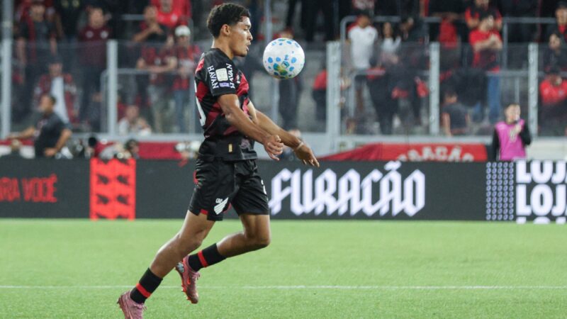 Lateral do Athletico entra “na fogueira”, estreia no Brasileirão e recebe elogios; conheça