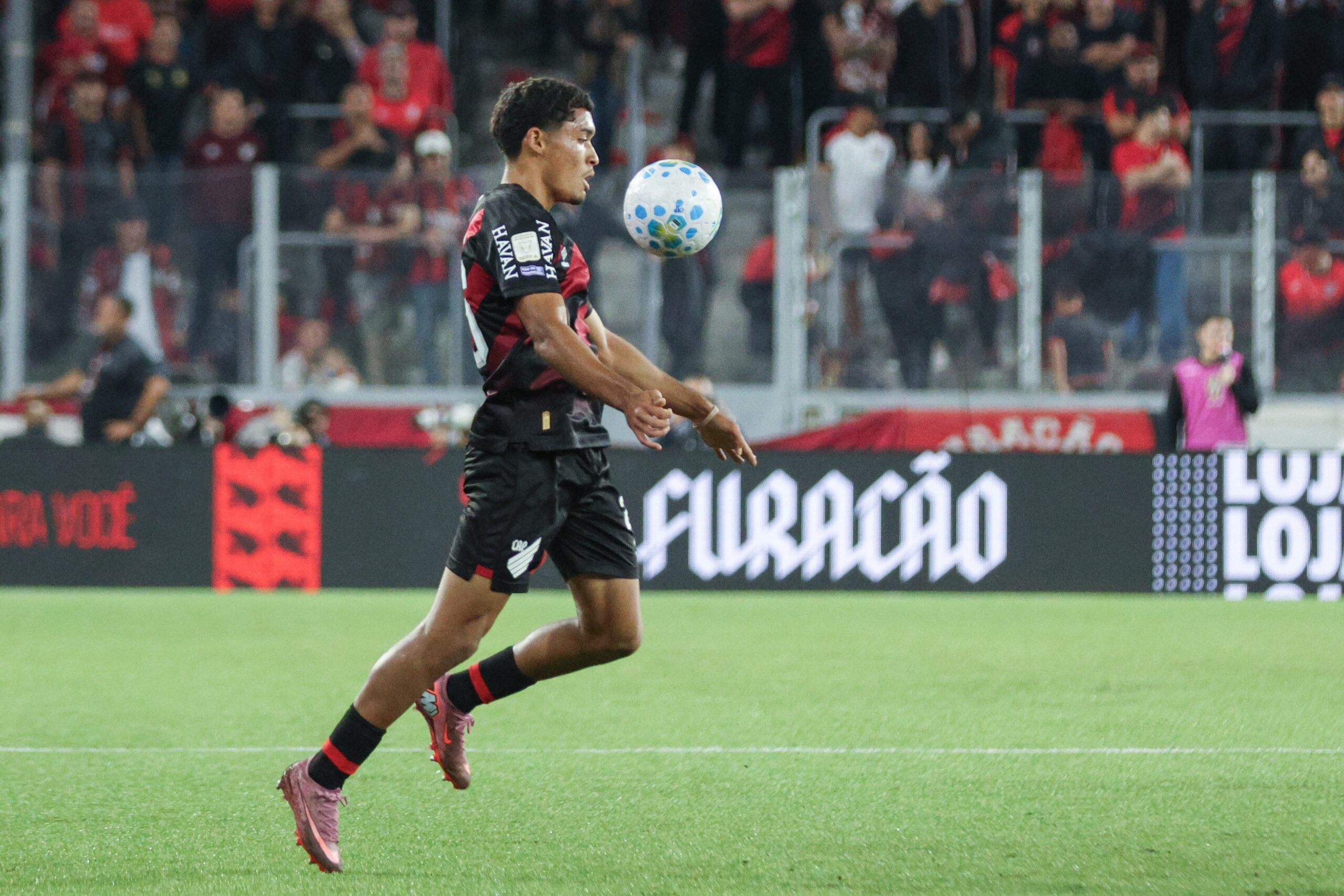 Lateral do Athletico entra “na fogueira”, estreia no Brasileirão e recebe elogios; conheça