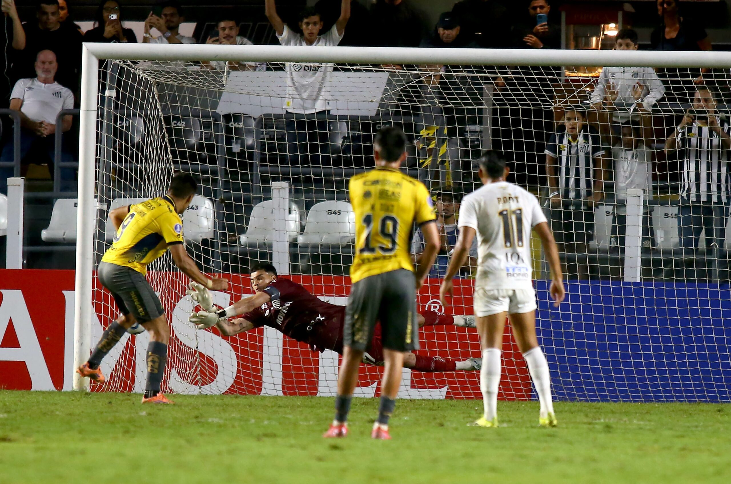 Brazão desconversa sobre futuro no Santos e manda recado: “Sempre demonstrei em campo”