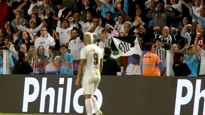Santos x Vitória: Gabigol marca, entra para top-10 do Brasileirão, mas é expulso por gesto obsceno