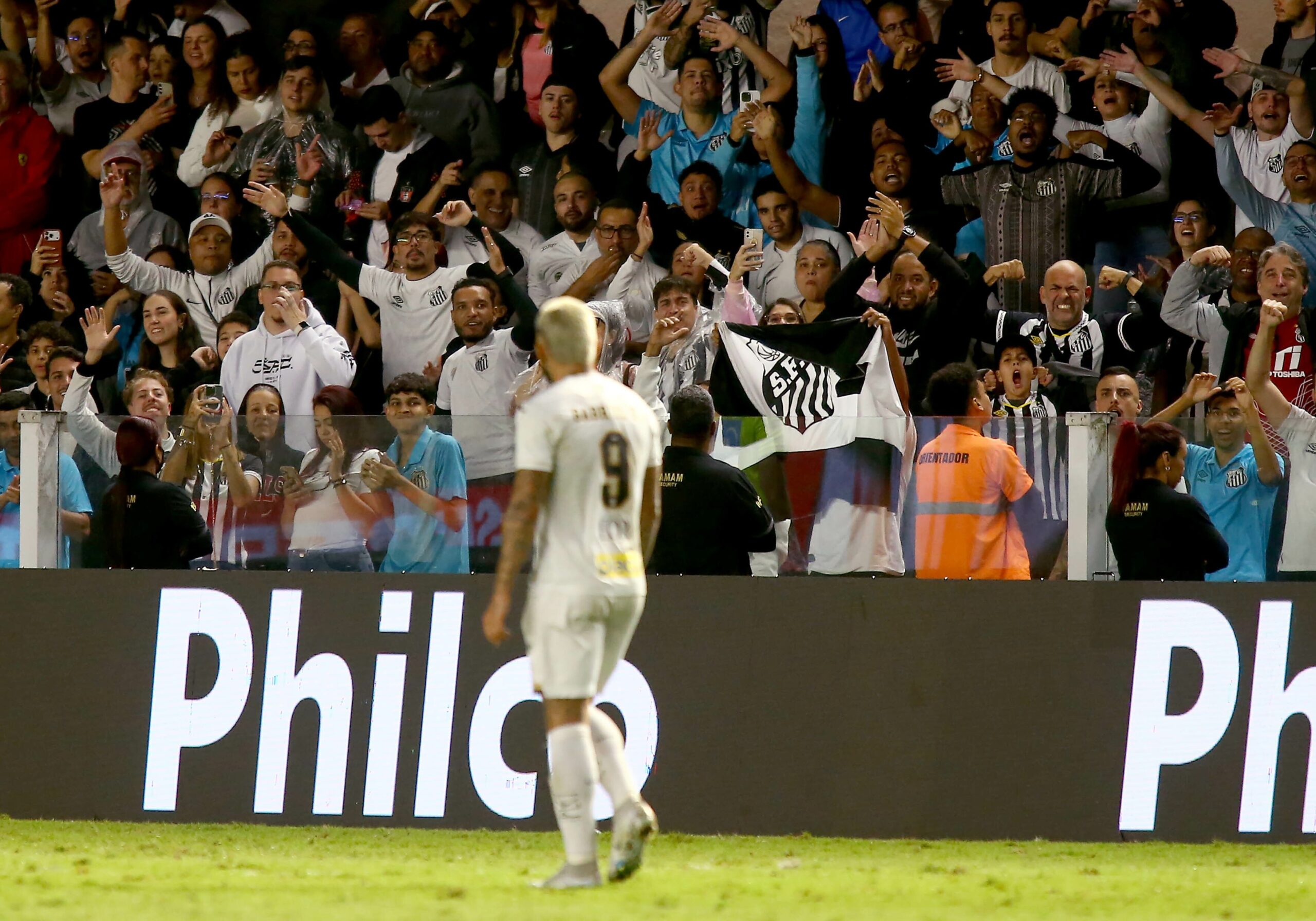 “É muito claro o gesto dele”: como foi a análise do VAR para expulsão de Gabigol em Santos x Vitória