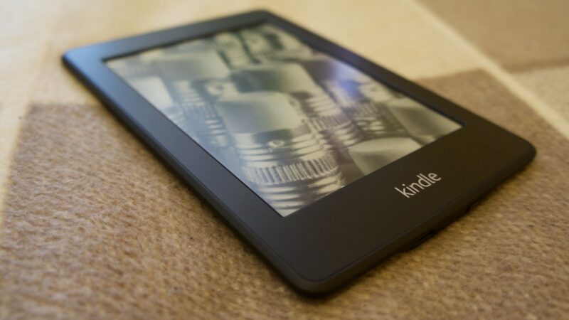 ‘É uma completa traição’: Amazon encerra suporte a Kindles antigos e revolta usuários fiéis