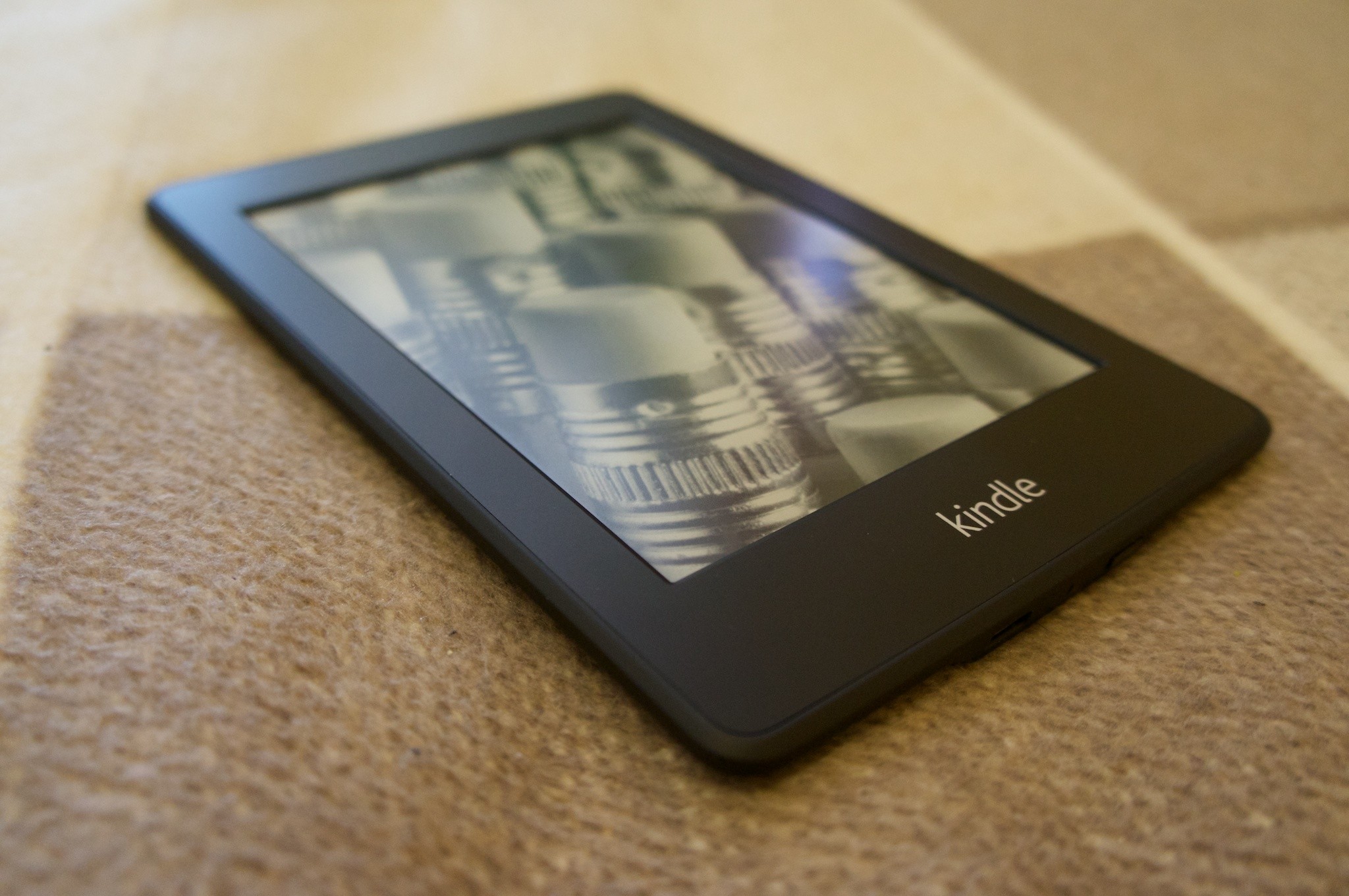 ‘É uma completa traição’: Amazon encerra suporte a Kindles antigos e revolta usuários fiéis