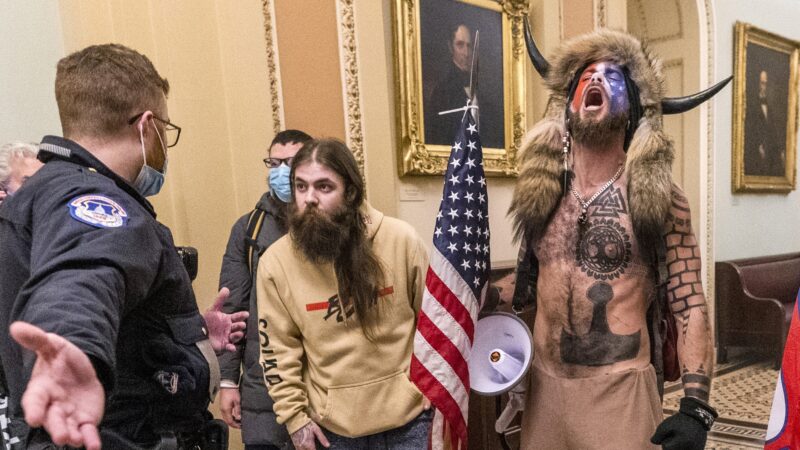Policiais que atuaram durante invasão do Capitólio se organizam para bloquear fundo bilionário de Trump
