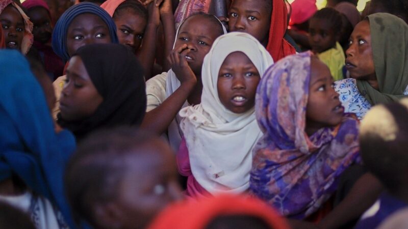 Crise no Irã e alta de preços prejudicam chegada de ajuda a refugiados, alerta ONU