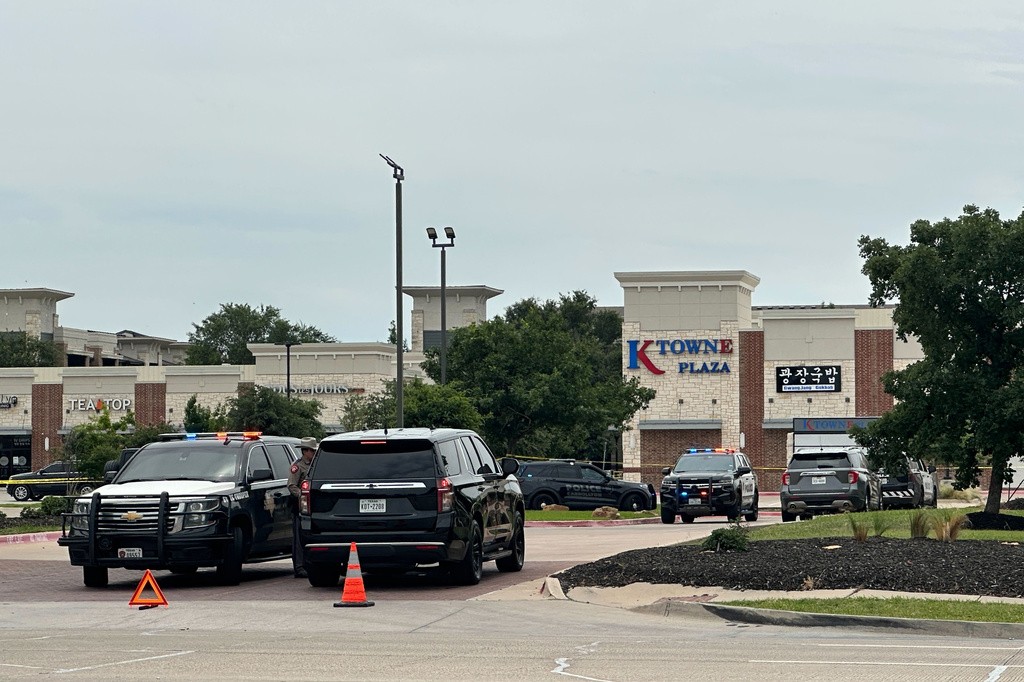 Duas pessoas morreram e três ficaram feridas após tiroteio em shopping em Dallas, nos EUA