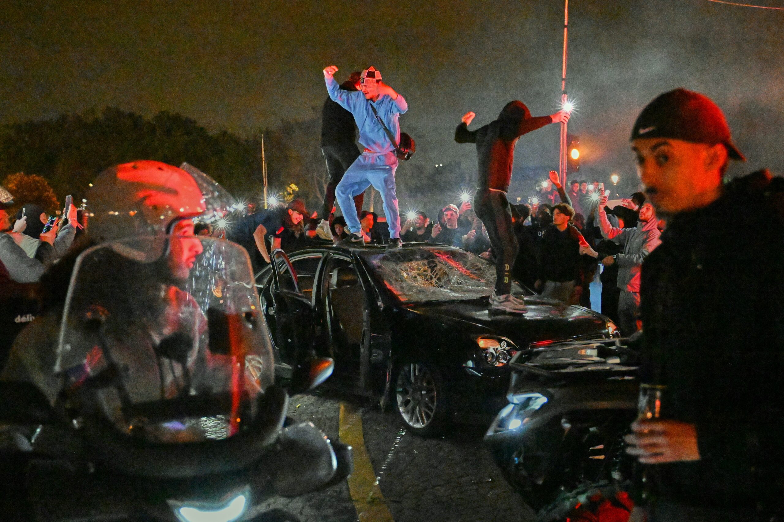 Incidentes em Paris após classificação do PSG à final da Champions terminam com 127 detidos e dezenas de feridos