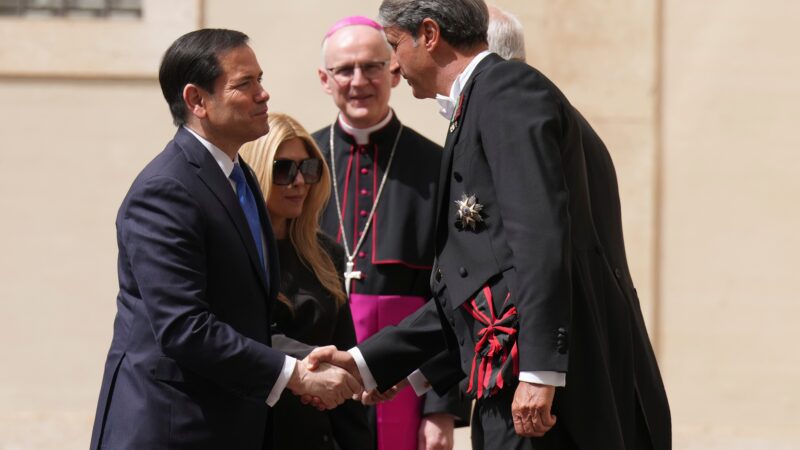 Secretário de Trump chega ao Vaticano para encontro com papa Leão XIV