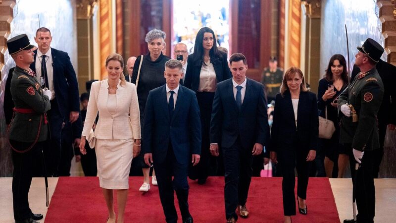 Péter Magyar, da Hungria, deve tomar posse como primeiro-ministro, encerrando os 16 anos de governo de Viktor Orbán