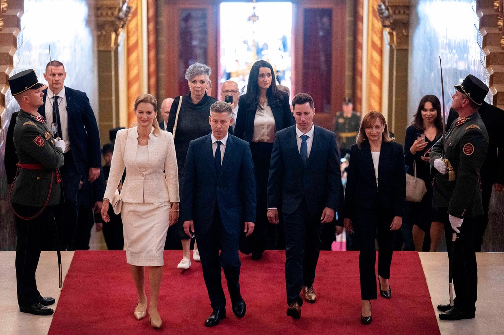 Péter Magyar, da Hungria, deve tomar posse como primeiro-ministro, encerrando os 16 anos de governo de Viktor Orbán
