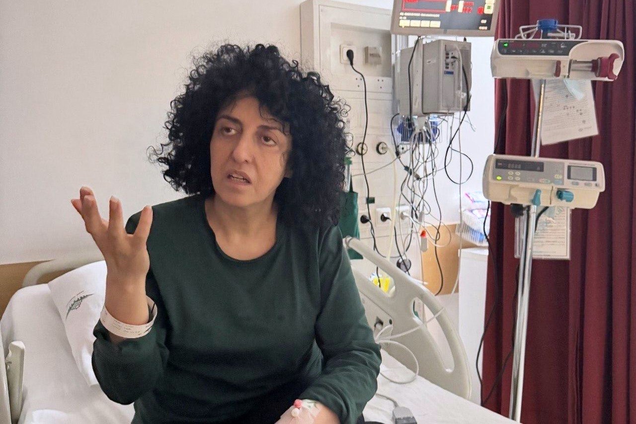 Vencedora do Nobel da Paz, Narges Mohammadi tem alta em hospital e vai para casa, diz família