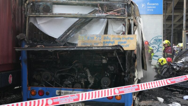 Acidente entre trem e ônibus deixa 8 mortos e 20 feridos em Bangkok, na Tailândia