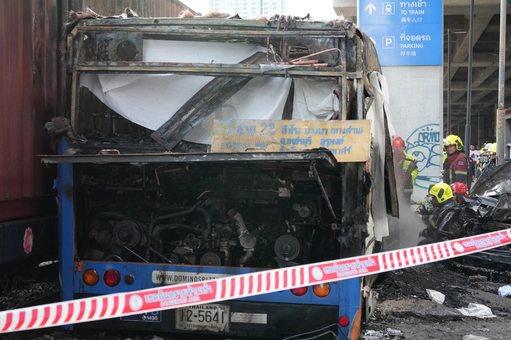 Acidente entre trem e ônibus deixa 8 mortos e 20 feridos em Bangkok, na Tailândia