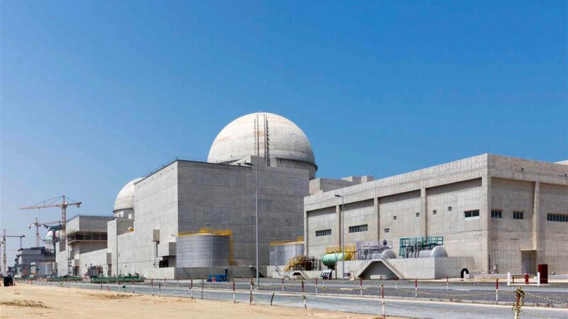 Ataque com drone provoca incêndio em usina nuclear dos Emirados Árabes e aumenta tensão em cessar-fogo com Irã