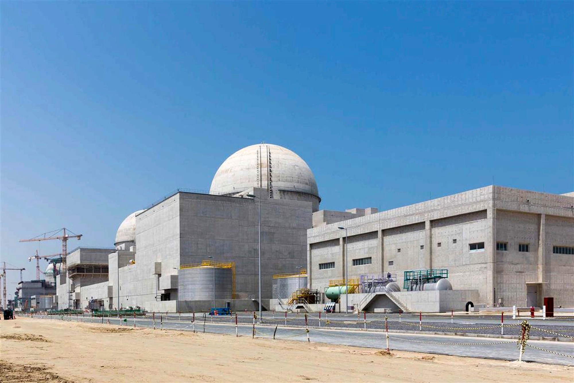 Ataque com drone provoca incêndio em usina nuclear dos Emirados Árabes e aumenta tensão em cessar-fogo com Irã