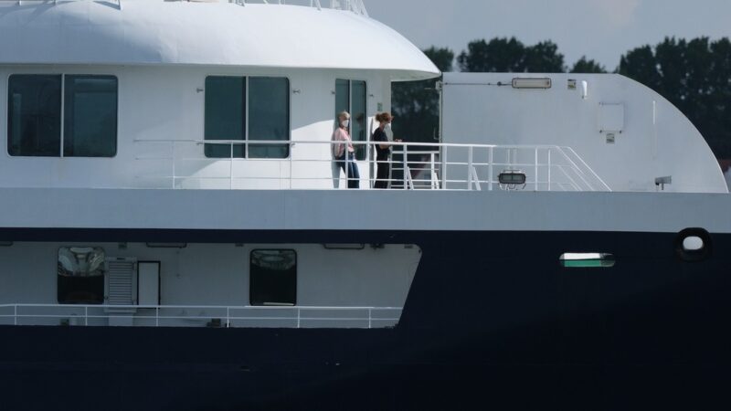Navio de cruzeiro atingido por hantavírus atraca na Holanda