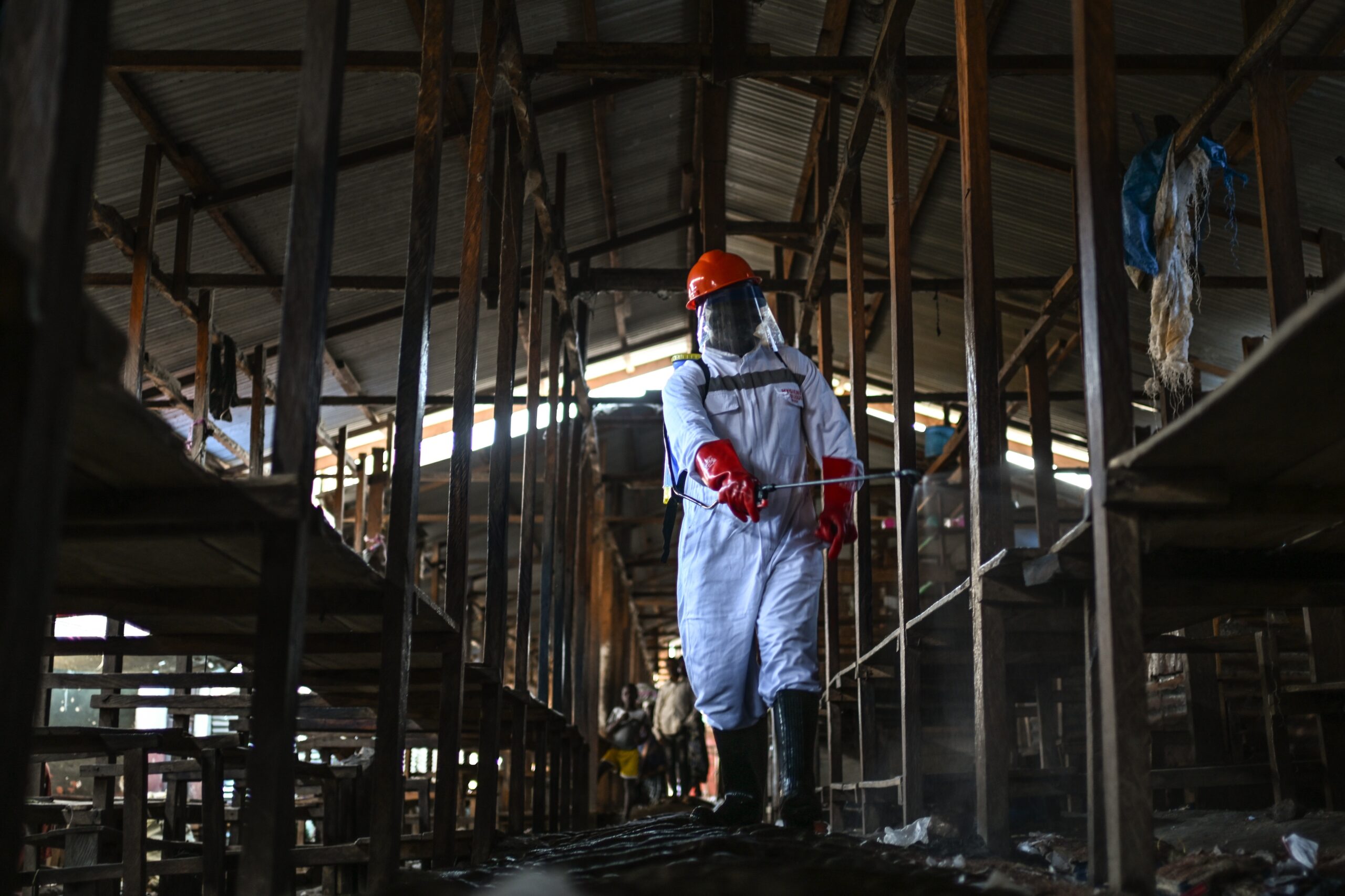 Tenda de tratamento de Ebola é incendiada novamente no Congo, e pacientes suspeitos fogem de centro de saúde